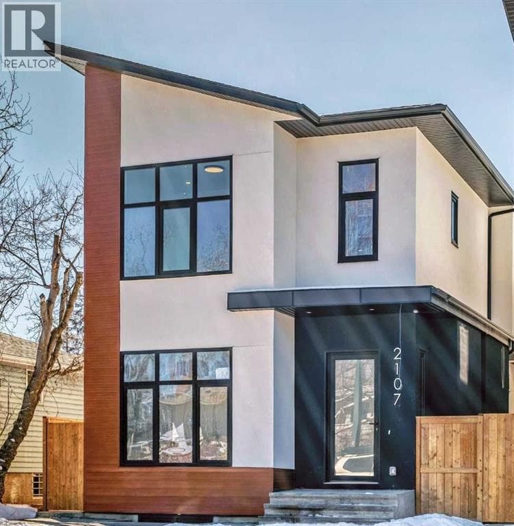 2107 Victoria Crescent NW