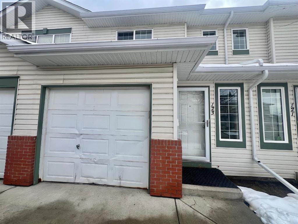 123 Country Hills Villas NW