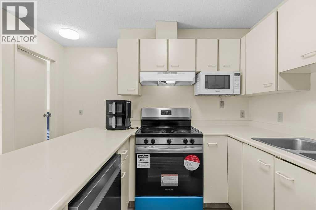 3400, 2422 Edenwold Heights NW