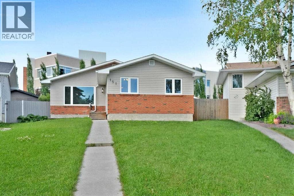 151 Midlawn Close SE