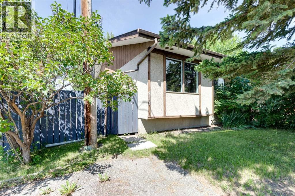 933 Marcombe Drive NE
