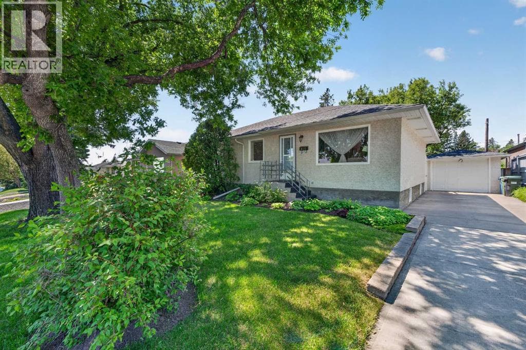 819 Thorneycroft Drive NW