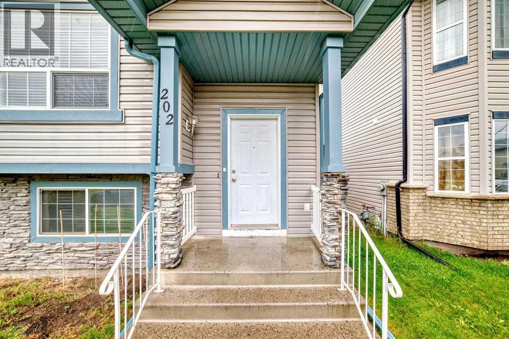 202 Saddlemead Green NE