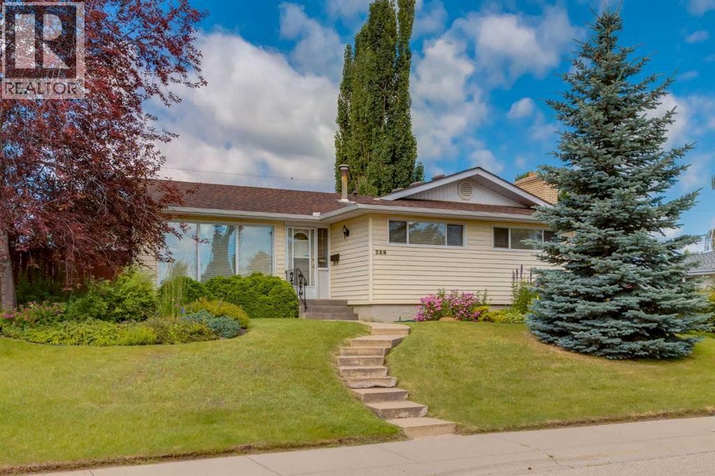 228 Maple Court Crescent SE