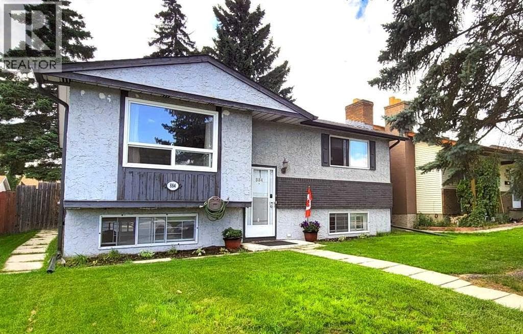 884 Rundlecairn Way NE
