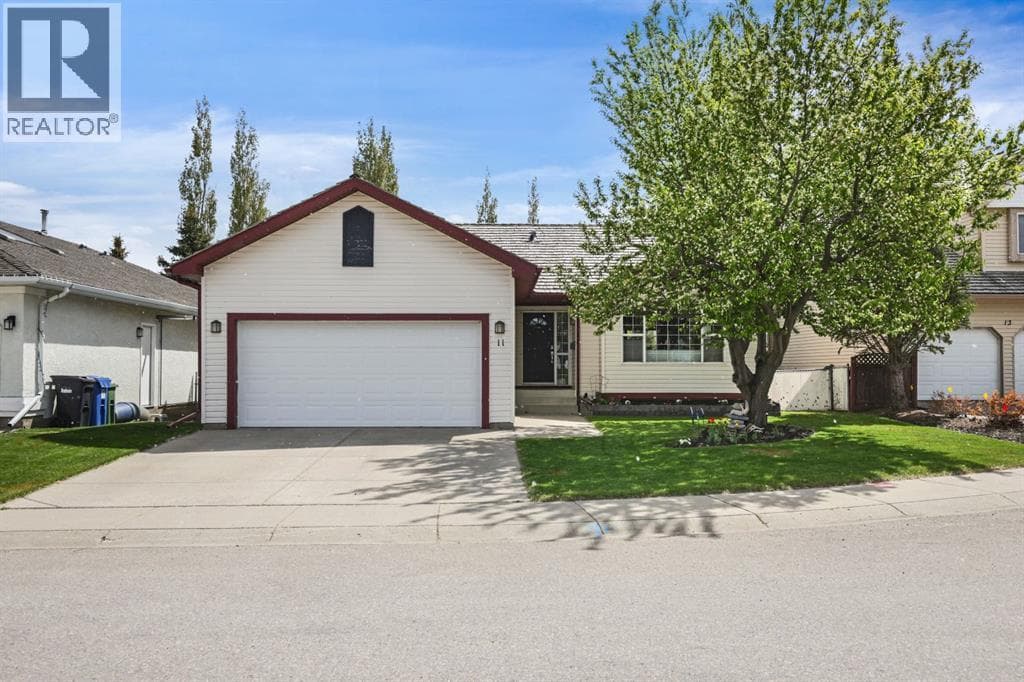 11 Strathmore Lakes Crescent