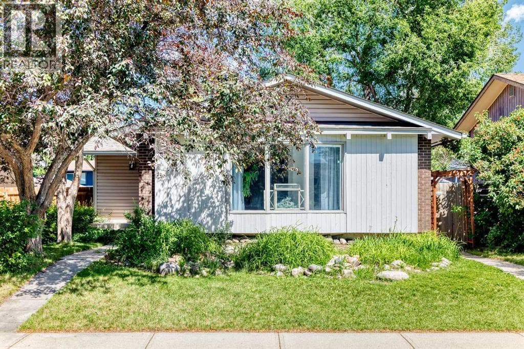 114 Midcrest Crescent SE