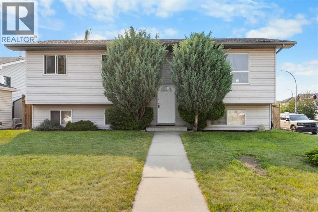1501 Strathcona Close