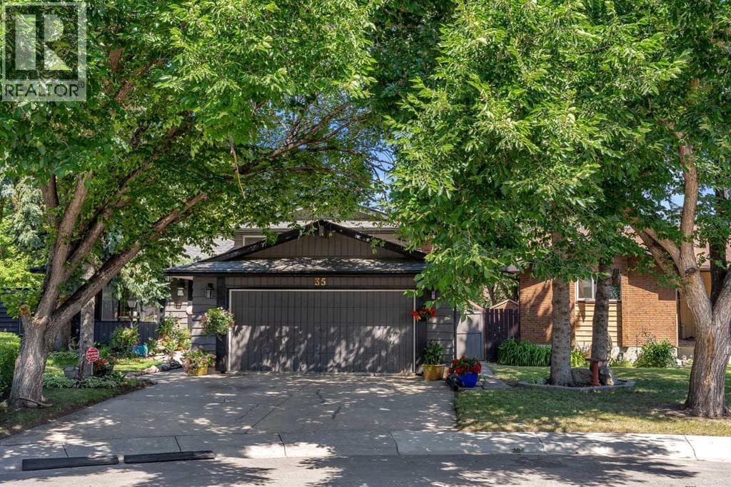 35 Rundlemere Place NE