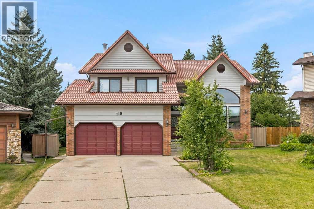 119 Strathbury Bay SW