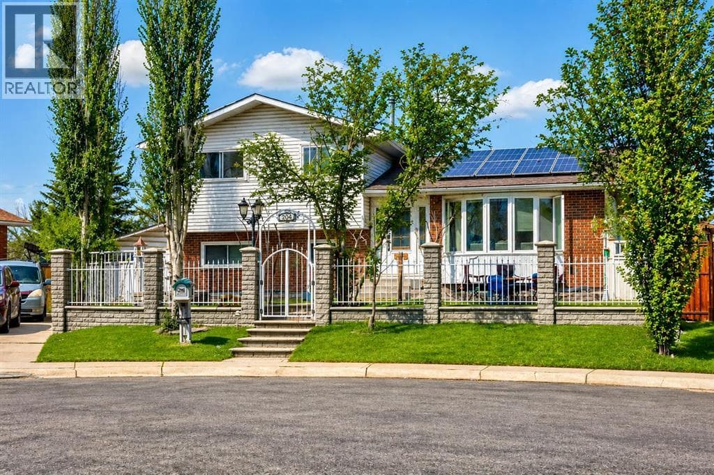 204 Whiteview Close NE
