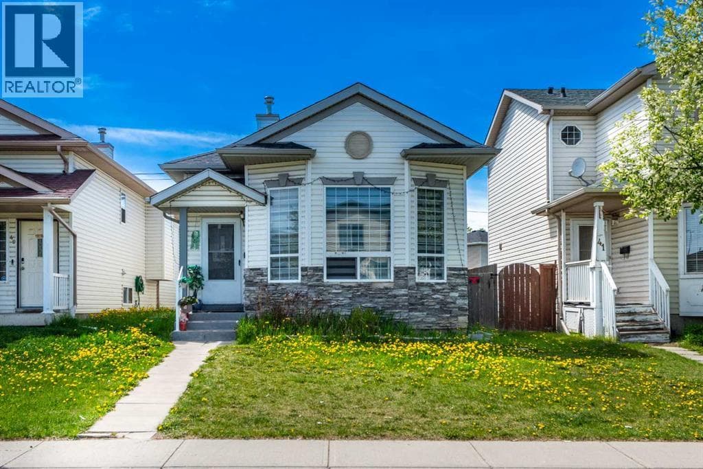 45 Martin Crossing Crescent NE