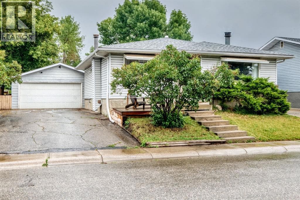 1949 LYTTON Crescent SE