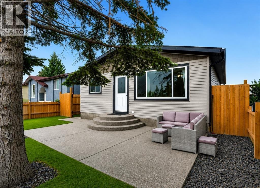 896 Rundlecairn Way NE