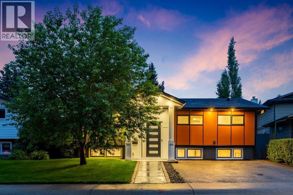 100 Lake Crimson Close SE
