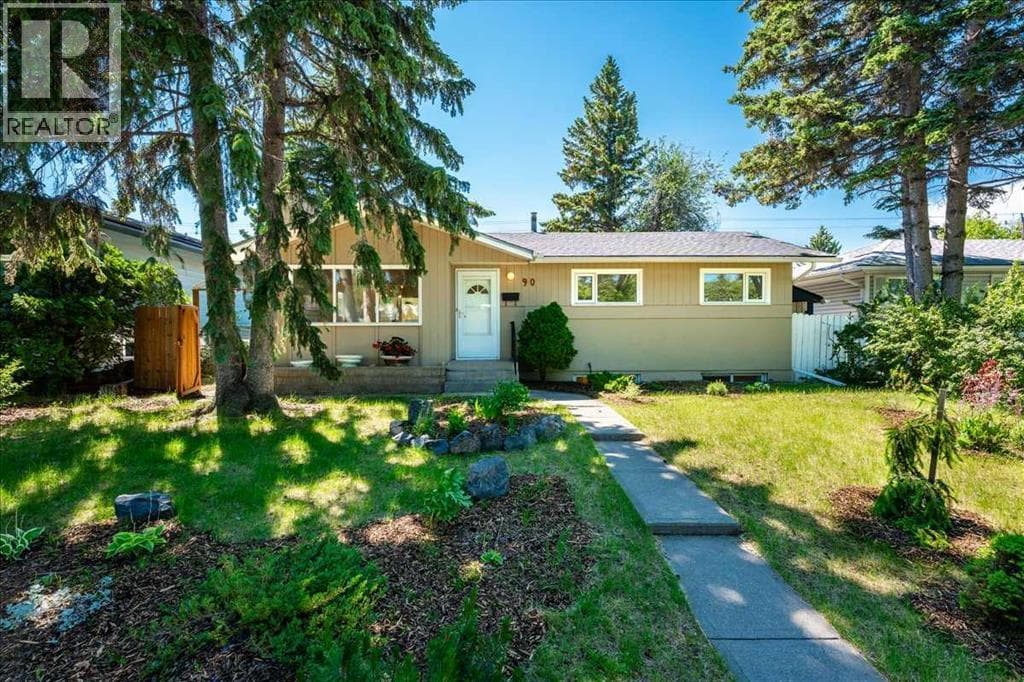 90 Armstrong Crescent SE