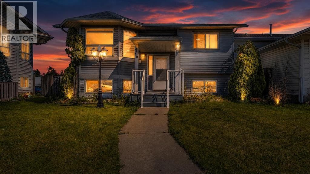 40 Costa Mesa Place NE