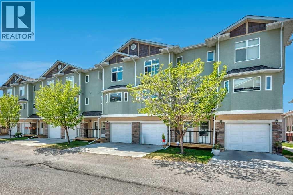 318 Strathcona Circle