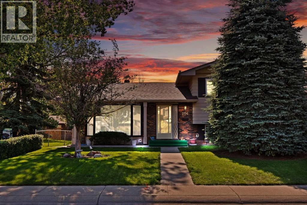 256 Parkwood Close SE