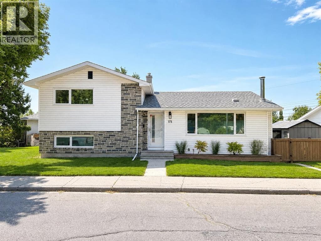 173 Cornwallis Drive NW