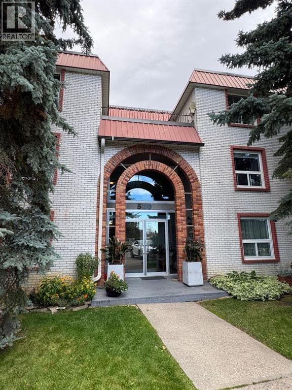 202, 520 Cedar Crescent SW