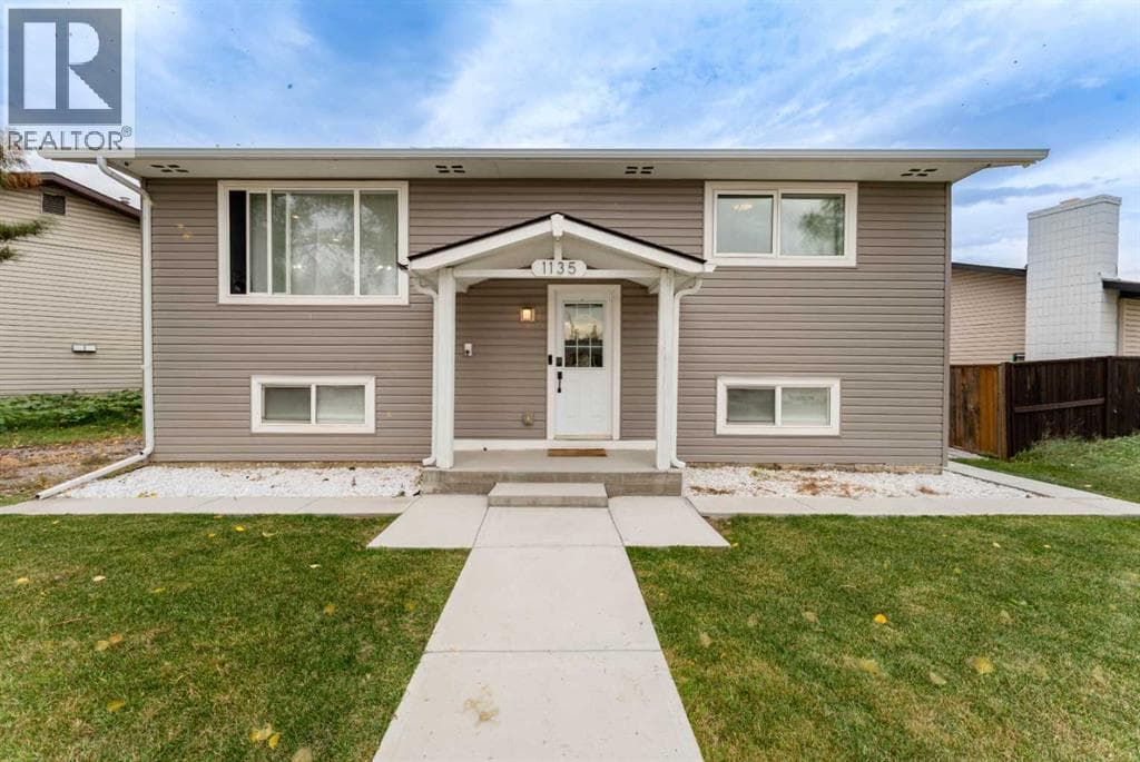 1135 penrith Crescent SE