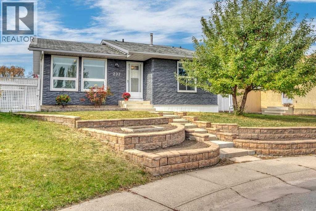 232 Madeira Place NE