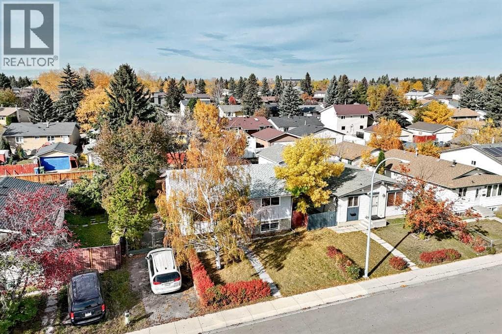 856 Rundlecairn Way NE