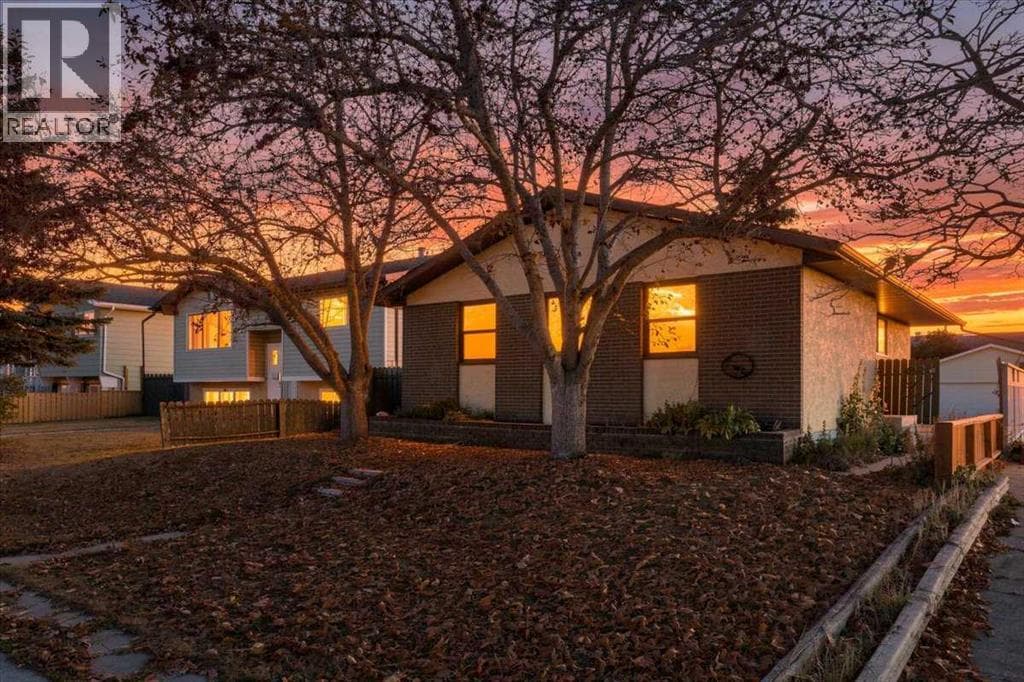 32 Whitman Crescent NE