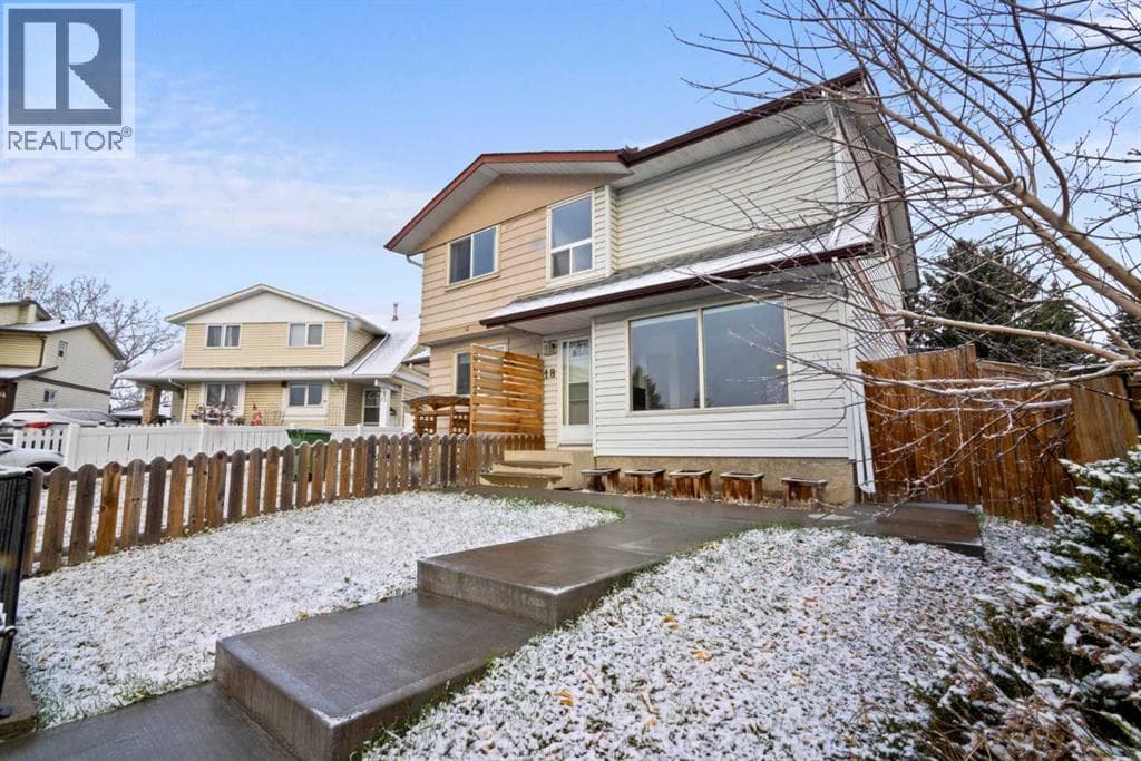 18 Fonda Crescent SE