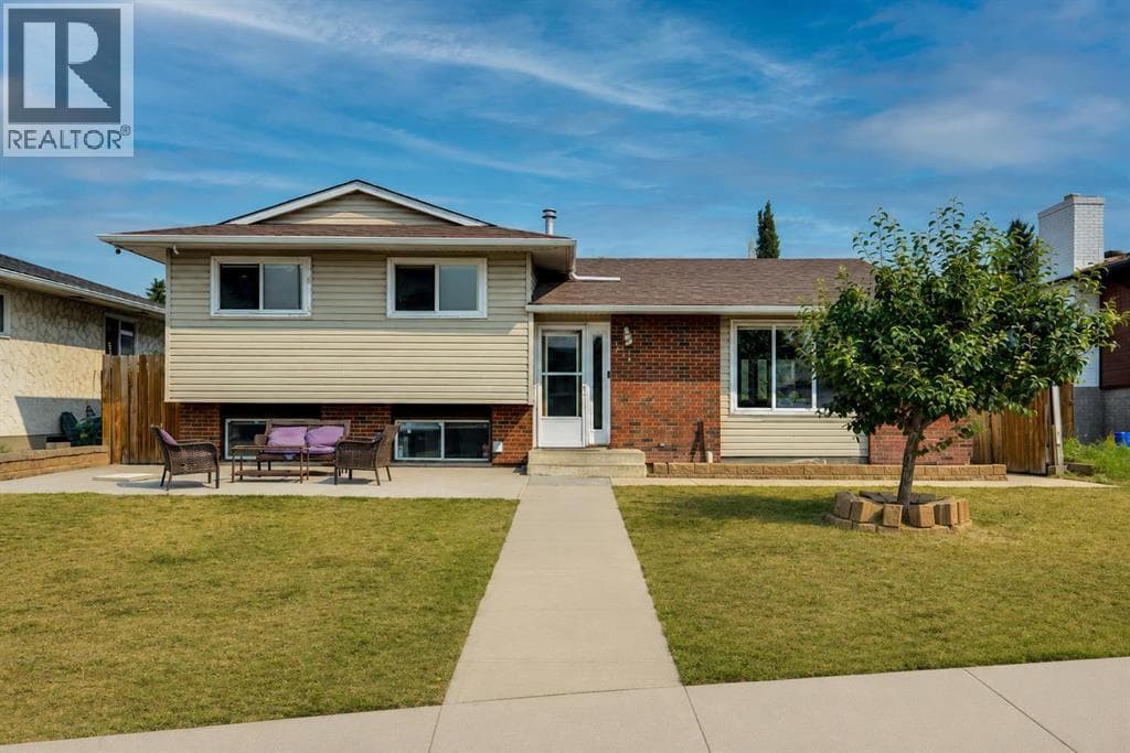212 Pinetree Place NE